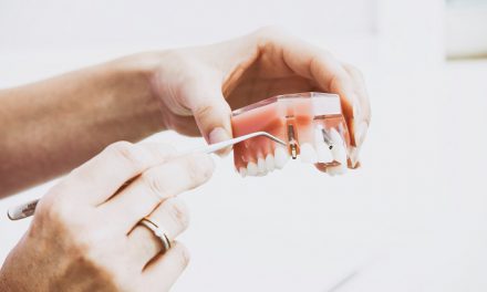 Manieren om de pijn te verlichten na het plaatsen van implantaten